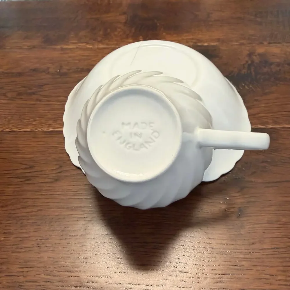 Set of 4 Vintage White Johnson Brothers Tea Cup & Saucer